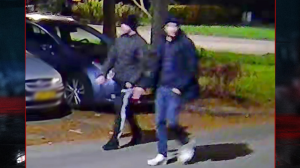 Wazige bewakingsbeelden van een beveiligingscamera die de twee daders tonen die in de buurt van de Lotusbloemweg lopen in Almere.