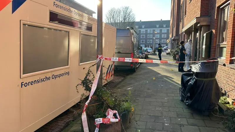 Forensisch sporenonderzoek door de politie bij de woning aan de Gerard Callenburgstraat in Amsterdam-West na de fatale steekpartij door Khalid A.