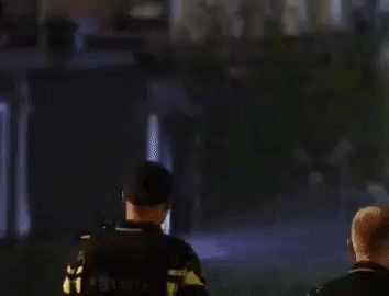 Politieagenten overmeesteren en arresteren een geboeide verdachte op straat in Noardburgum na het steekinciden