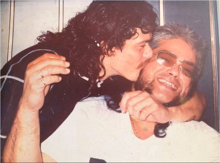 Een archieffoto van de in 1999 vermoorde Hans 'De Indiaan' Schonewille, lachend samen met zijn zoon Marcel Schonewille op jonge leeftijd