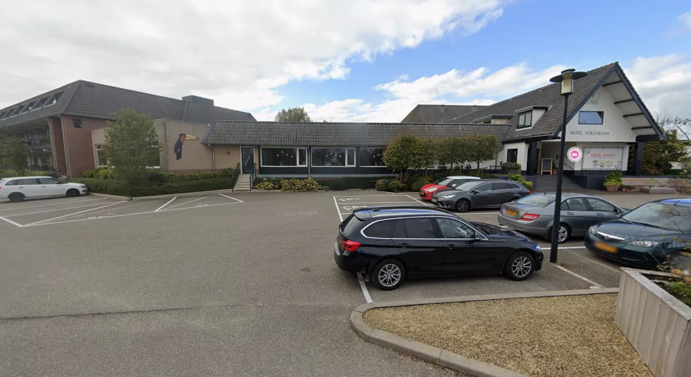 parkeerplaats bij Van der Valk Volendam in Katwoude voor moordonderzoek, Persoon dood aangetroffen