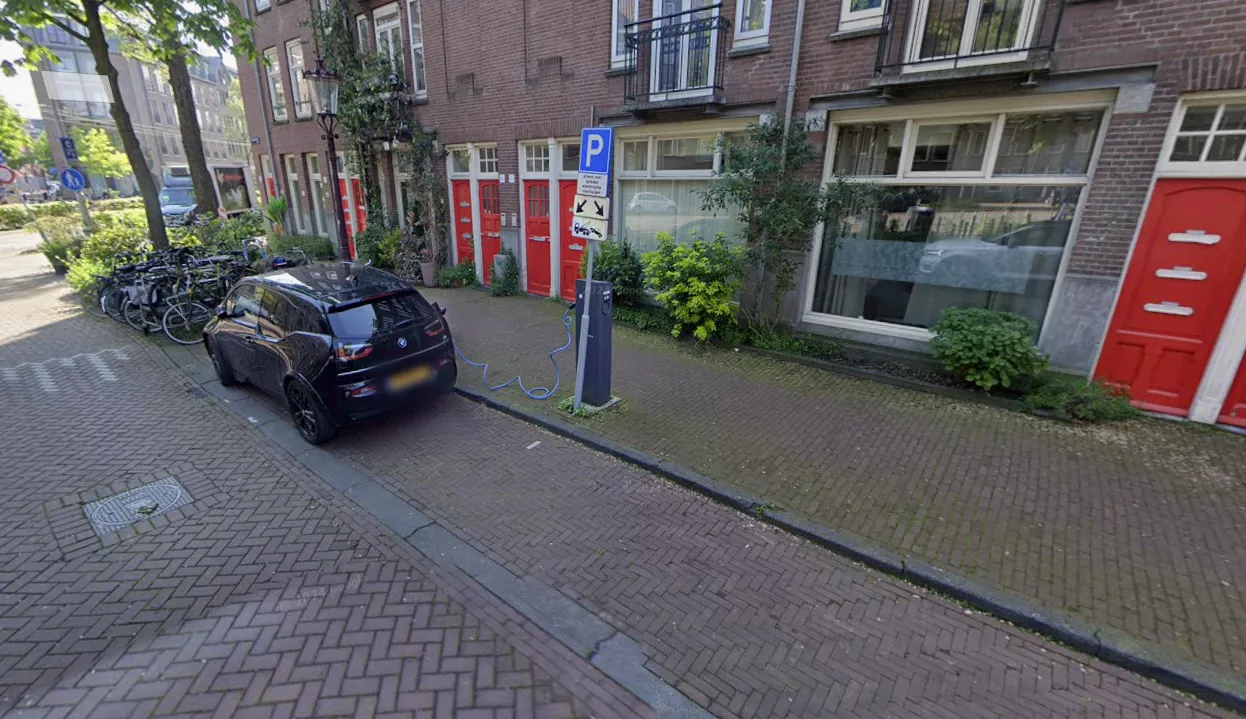 Forensische Opsporing doet onderzoek naar verdacht sterfgeval in de Indische Buurt in Amsterdam aan de Madurastraat