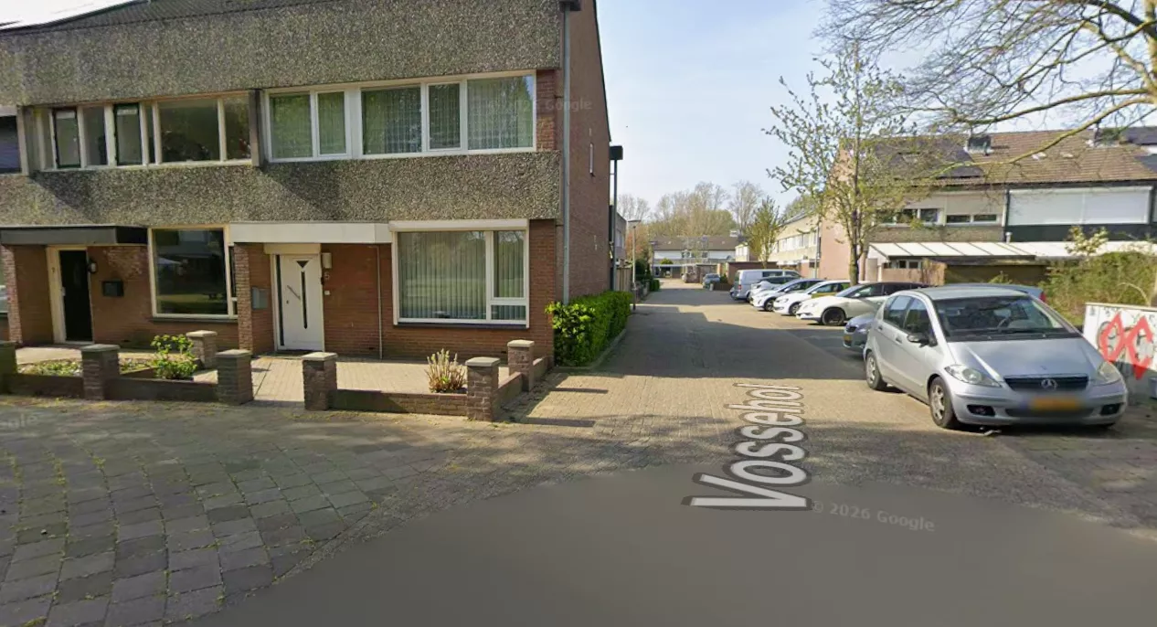 Politieauto's bij het Vossehol in Oss na een bloedige steekpartij.