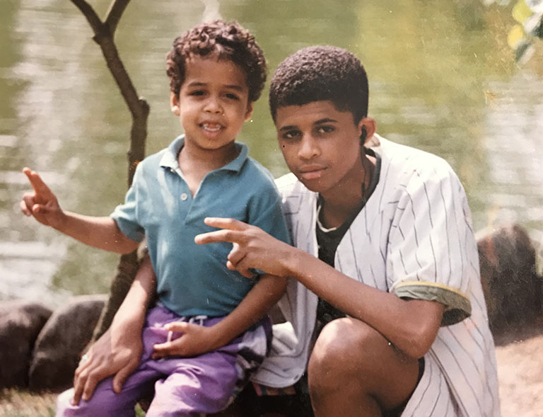 Een privéfoto van de jonge, vermiste Jaïr Soares uit Rotterdam, lachend in beeld samen met zijn broer.