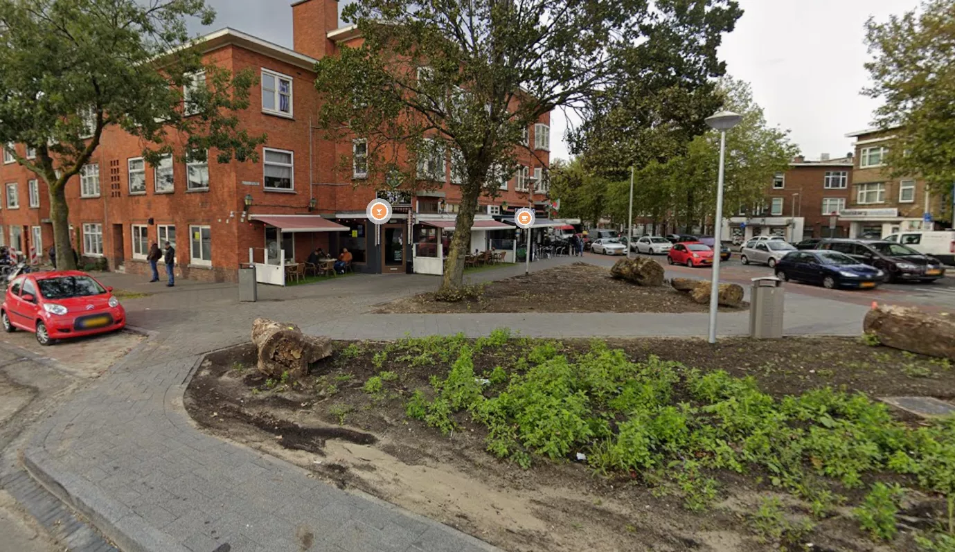 De afgezette straat en rechercheonderzoek voor het café aan het Soestdijkseplein na de dodelijke schietpartij.