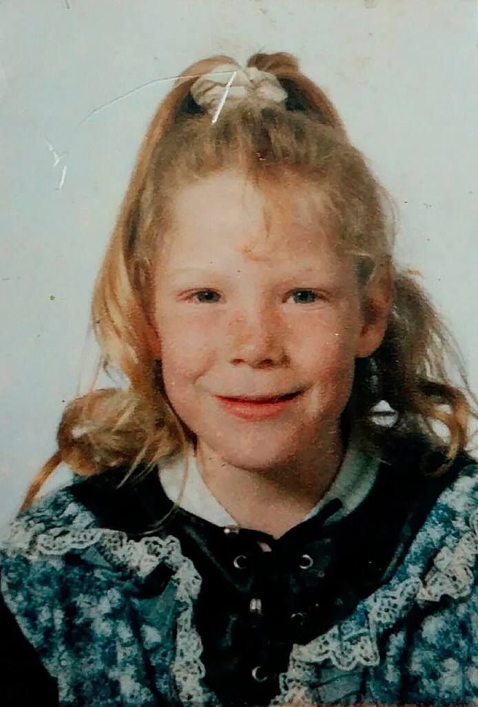 Een portretfoto van de 8-jarige Manon Seijkens uit Helmond, met haar kenmerkende rossige haar en sproetjes, genomen kort voor haar verdwijning in augustus 1995.
