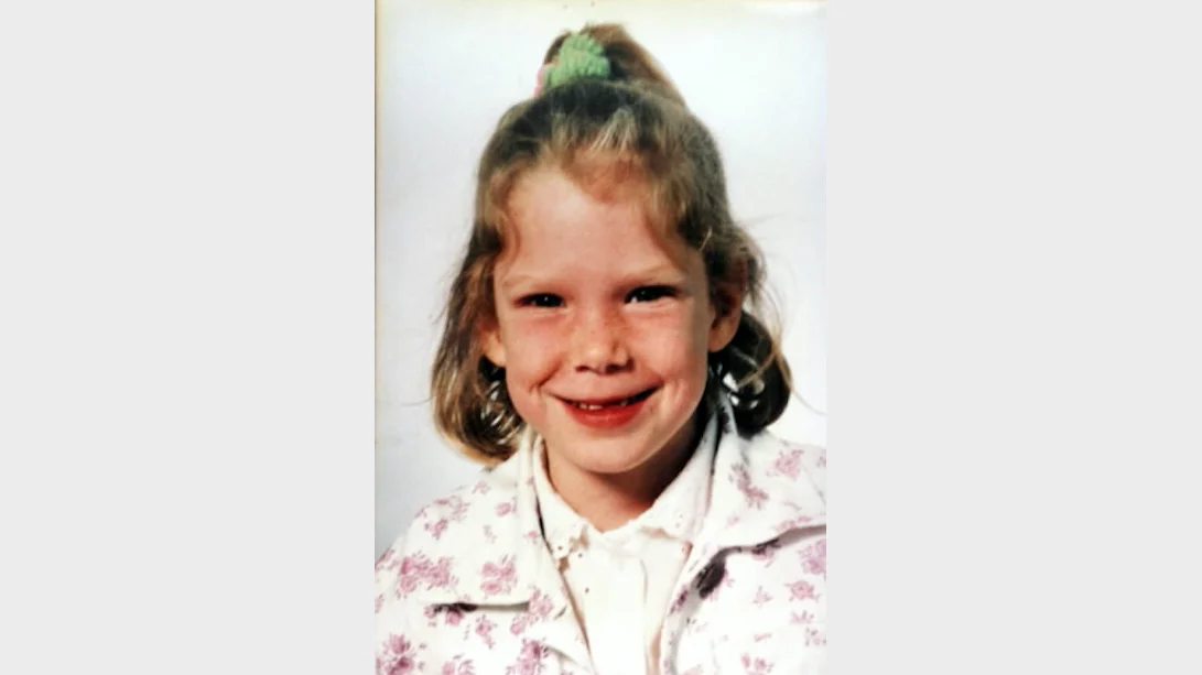 Een portretfoto van de 8-jarige Manon Seijkens uit Helmond, met haar kenmerkende rossige haar en sproetjes, genomen kort voor haar verdwijning in augustus 1995.