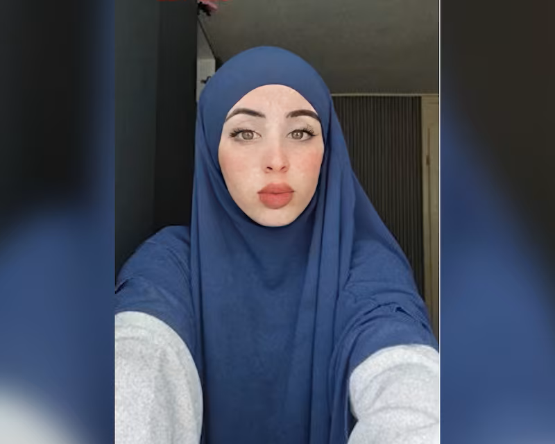 Portretfoto van de 18-jarige Ryan, het slachtoffer van een gruwelijke eerwraakmoord. Haar veroordeelde broer stelt nu in een aangifte dat hij bang is dat zijn 'goede naam' is aangetast door een bewerkte AI-foto.