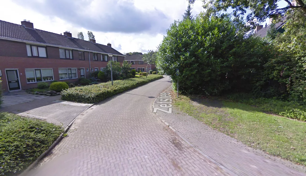 Politieauto's in de straat Zetstee in Zuidlaren na een ernstig schietincident in de vroege zondagochtend.