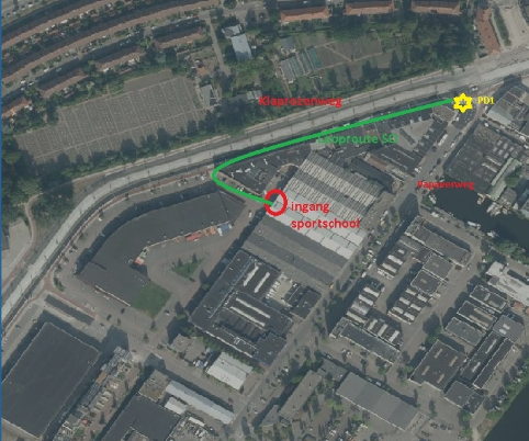 Overzichtskaart van de plaats delict in Amsterdam-Noord, met daarop de looproute van Saban Berk vanuit de Vlierweg naar de Klaprozenweg en de aanrijroute van de zilverkleurige BMW via de Papaverweg naar de kruising.