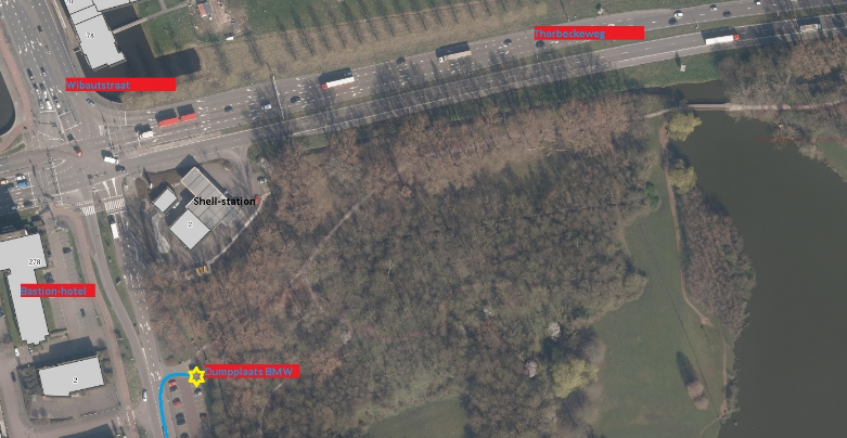 Routekaart van de vluchtroute tussen Amsterdam-Noord en Zaandam, waarop de 10 kilometer lange route is gevisualiseerd die de zilverkleurige BMW in tien minuten aflegde richting de Wibautstraat en het Vijfhoekpark.