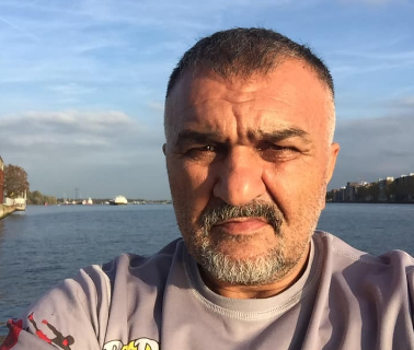 Portretfoto van Saban Berk (57), de thaibokstrainer die op 17 juni 2019 in Amsterdam-Noord om het leven werd gebracht.