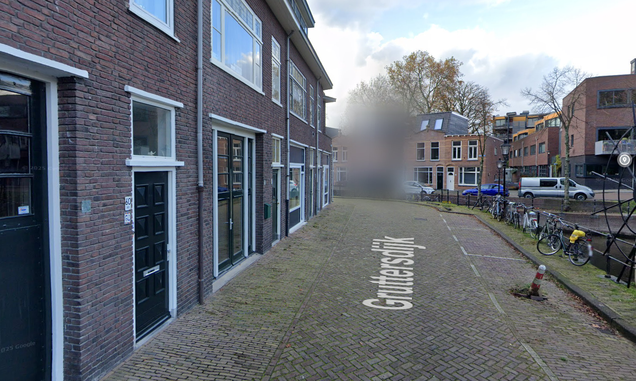 De voorgevel van de woning aan de Gruttersdijk in Utrecht. In dit huis werd de 93-jarige Ger Bindi in de vroege ochtend van 9 juni 2005 vermoord aangetroffen.