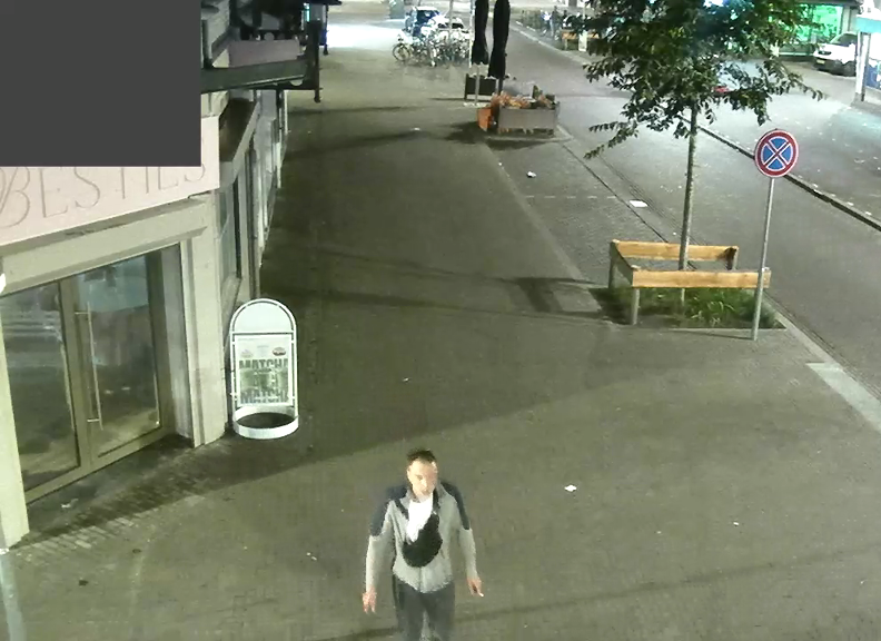 Camerabeeld van de verdachte man met het grijze vest en zwarte schouderstukken, die gezocht wordt voor de mishandeling van twee vrouwen in Utrecht.