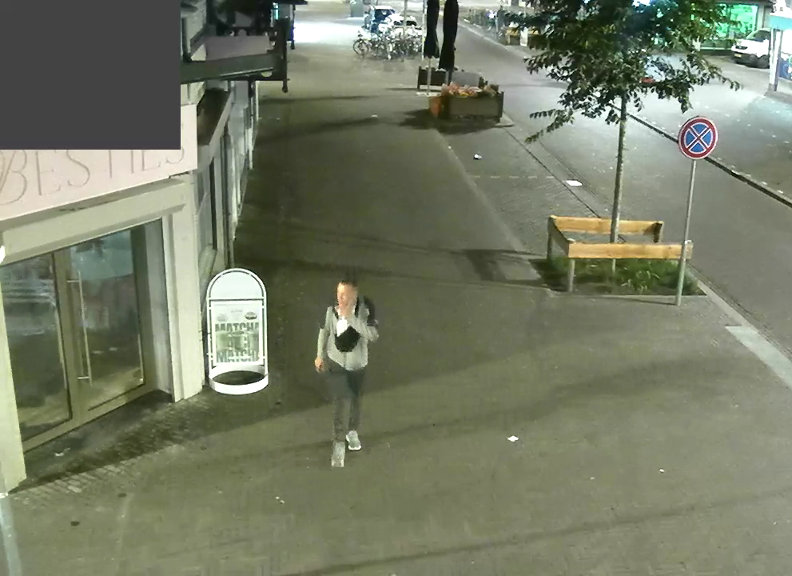 Camerabeeld van de verdachte man met het grijze vest en zwarte schouderstukken, die gezocht wordt voor de mishandeling van twee vrouwen in Utrecht.