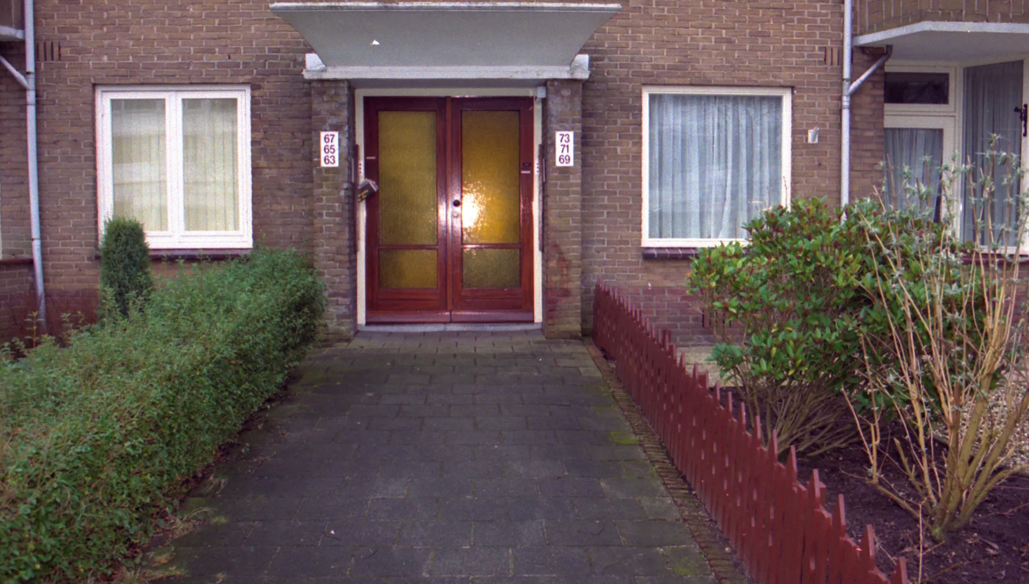 De flat aan de Admiraal de Ruyterlaan in Hilversum waar Martien van der Meijs woonde en waar hij op 30 januari 2002 na de steekpartij hulp zocht.