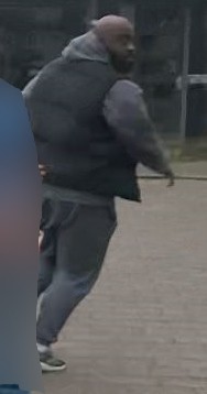 De politie zoekt deze man met een donkere huidskleur, ringbaard en grijze hoodie voor een poging doodslag in Den Bosch.