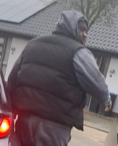 De politie zoekt deze man met een donkere huidskleur, ringbaard en grijze hoodie voor een poging doodslag in Den Bosch.