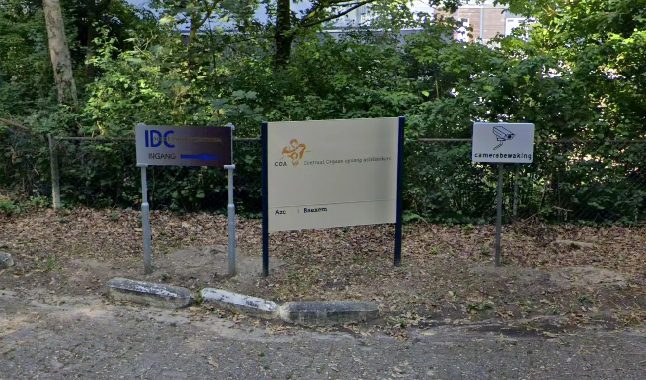 Het officiële naambord van het COA (Centraal Orgaan opvang asielzoekers) bij de ingang van een asielzoekerscentrum.