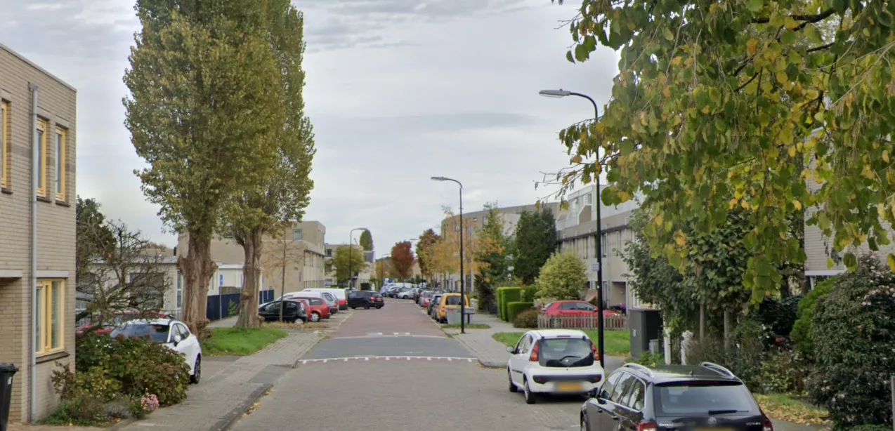 Politielinten zetten de Westboschlaan in Leidschendam af terwijl agenten en rechercheurs onderzoek doen bij de woning.