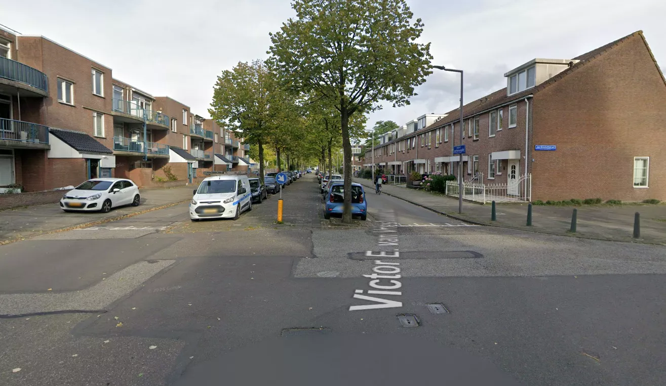 Een politiewagen staat in de nacht geparkeerd in een straat in Rotterdam, waar agenten onderzoek doen naar een mogelijke schietpartij.