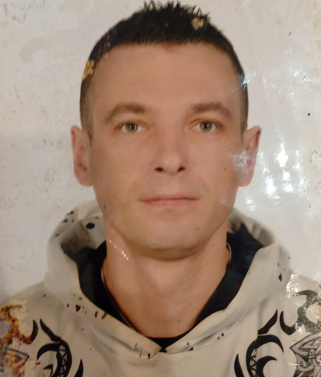 Pasfoto van de 41-jarige vermiste Damian. Hij verplaatste zich voor zijn verdwijning op een groene fiets van het merk Ruigrok, met het nummer 2617 op het spatbord.