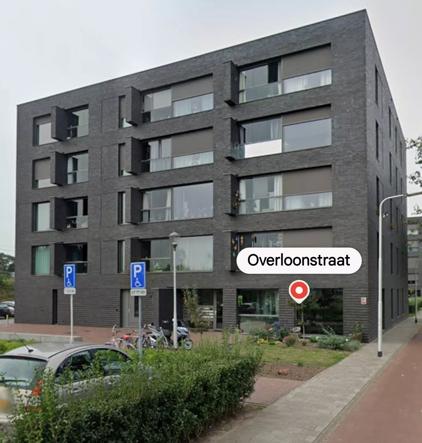 Zwarte schermen en politielinten voor de ingang van een appartementencomplex aan de Overloonstraat in Tilburg, waar een grootschalig politieonderzoek plaatsvindt na het overlijden van een vrouw.