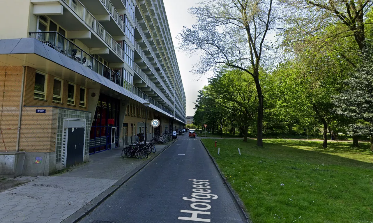 Leden van een zwaarbewapend arrestatieteam (DSI) van de politie maken zich op de galerij klaar voor een inval in een flat aan de Hofgeest in de Amsterdamse Bijlmer na een schietpartij.