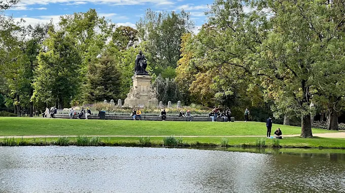 Een politiehond doorzoekt de struiken in het Amsterdamse Vondelpark, waar na een bedreiging een levensecht nepvuurwapen werd veiliggesteld.