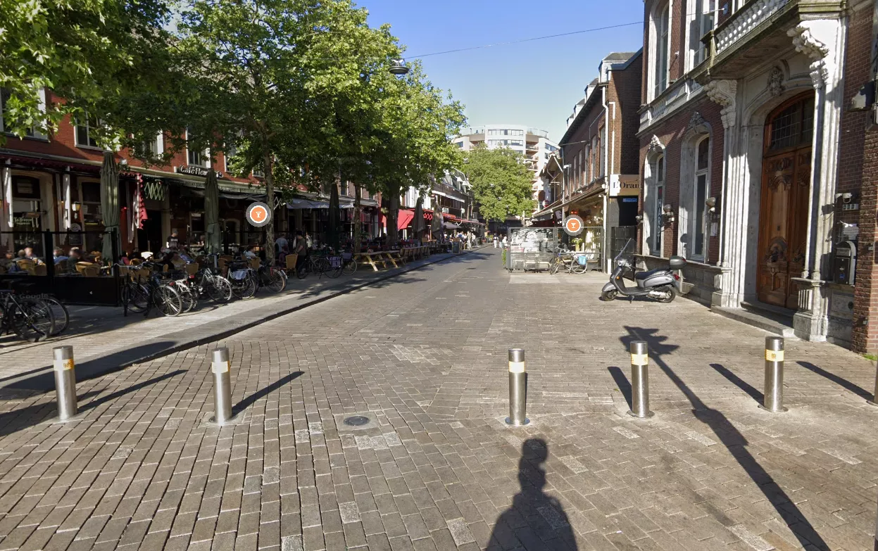 De Korte Heuvel in het uitgaansgebied van Tilburg in de vroege ochtend, de locatie waar een jongeman door acht mannen ernstig werd mishandeld na het uitgaan.