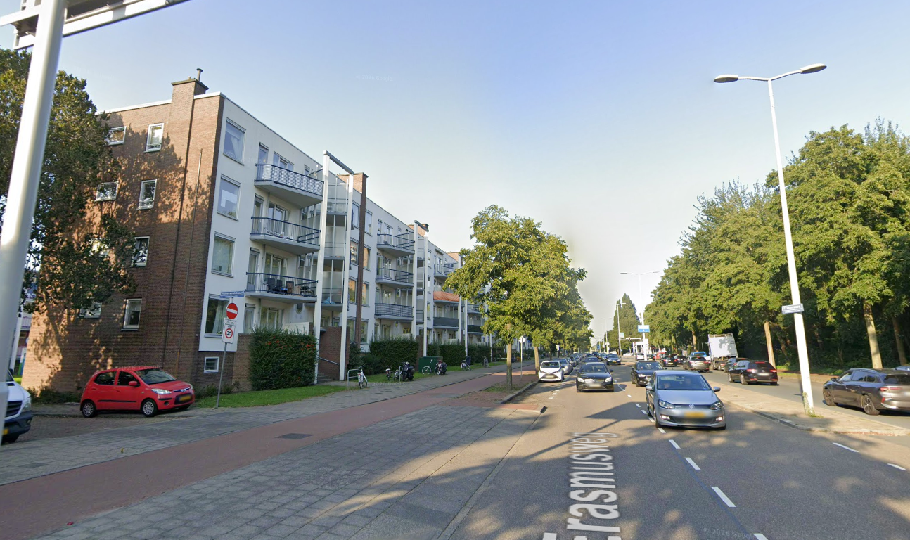 De flatwoning van Corrie van Geesbergen aan de Erasmusweg in Den Haag. In 2019 werd zij hier vermoedelijk door een nep-thuiszorgmedewerker om het leven gebracht.