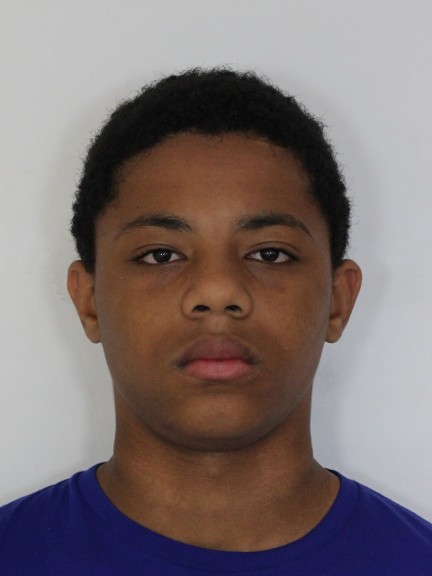 Pasfoto van de 14-jarige Jiondry uit Heerlen. Hij is sinds 8 juli 2026 vermist en is mogelijk recent gezien op het Kwaku Festival in Amsterdam.