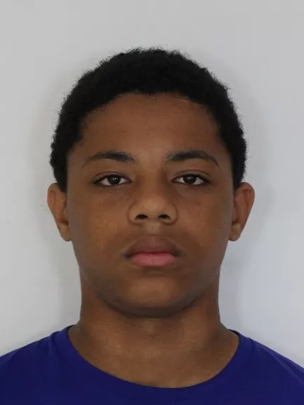 Pasfoto van de 14-jarige Jiondry uit Heerlen. Hij is sinds 8 juli 2026 vermist en is mogelijk recent gezien op het Kwaku Festival in Amsterdam.