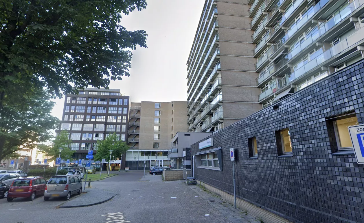 De politie verricht onderzoek bij een woning aan het Ameidepark in Helmond, waar in de nacht van zaterdag op zondag een 39-jarige man zwaargewond raakte bij een steekpartij in de relationele/familiaire sfeer.