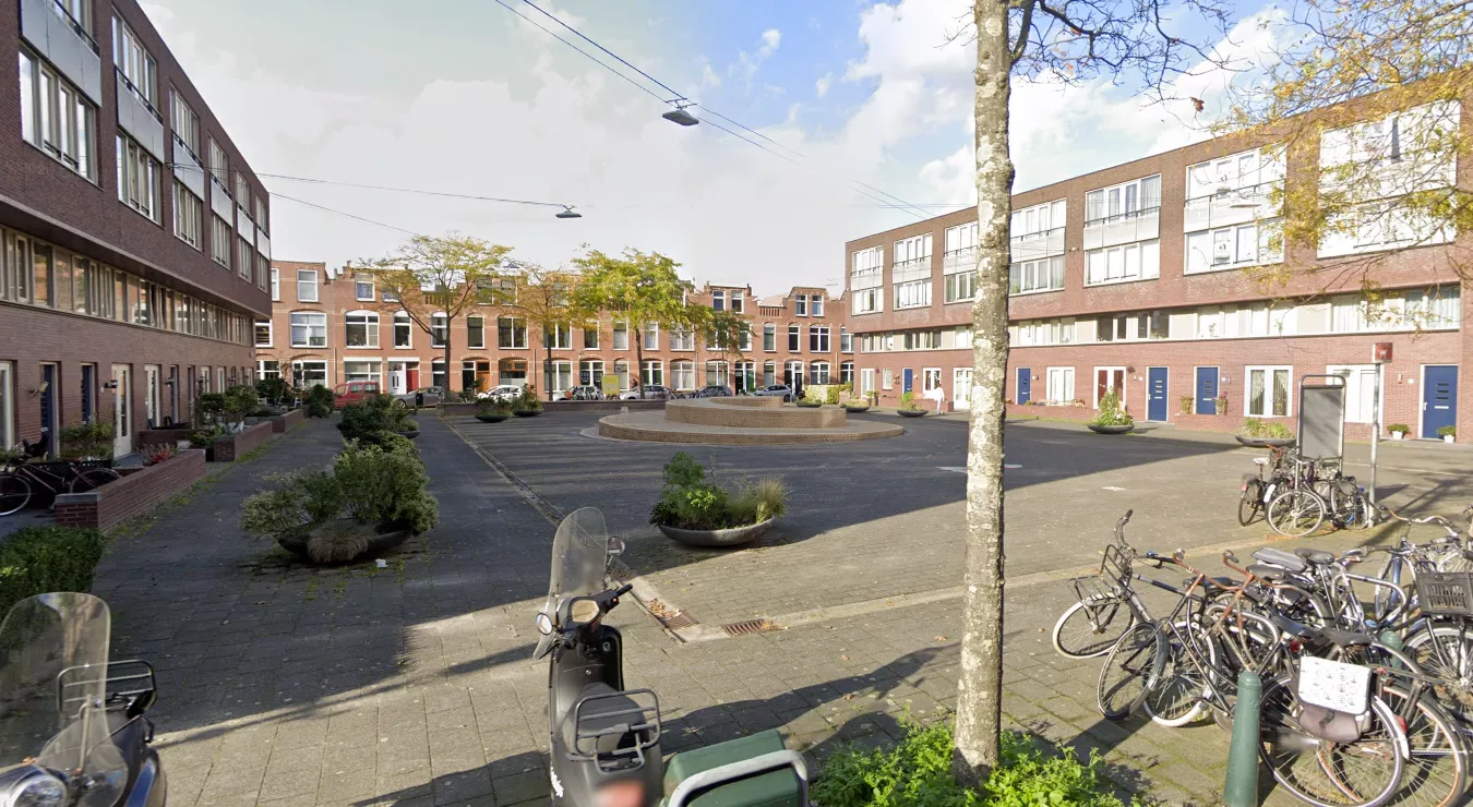 Het Madame Curieplein in de Haagse wijk Valkenboskwartier is afgezet met politielinten nadat er zaterdagavond meerdere kogelhulzen op straat werden gevonden na een schietpartij.