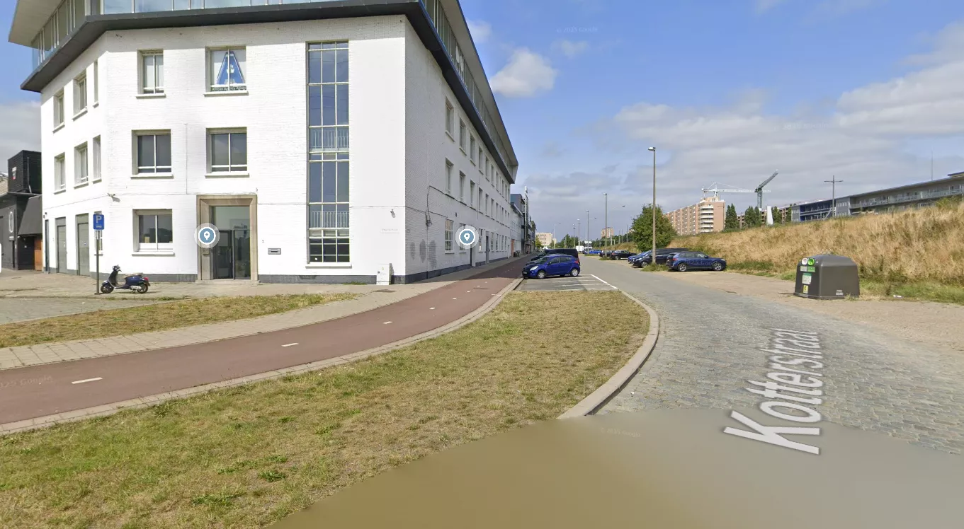 Politielinten en hulpdiensten op de parkeerplaats van nachtclub Ikon in Antwerpen, waar vanochtend vroeg de 23-jarige Jonathan werd doodgeschoten na een geëscaleerde parkeerruzie.