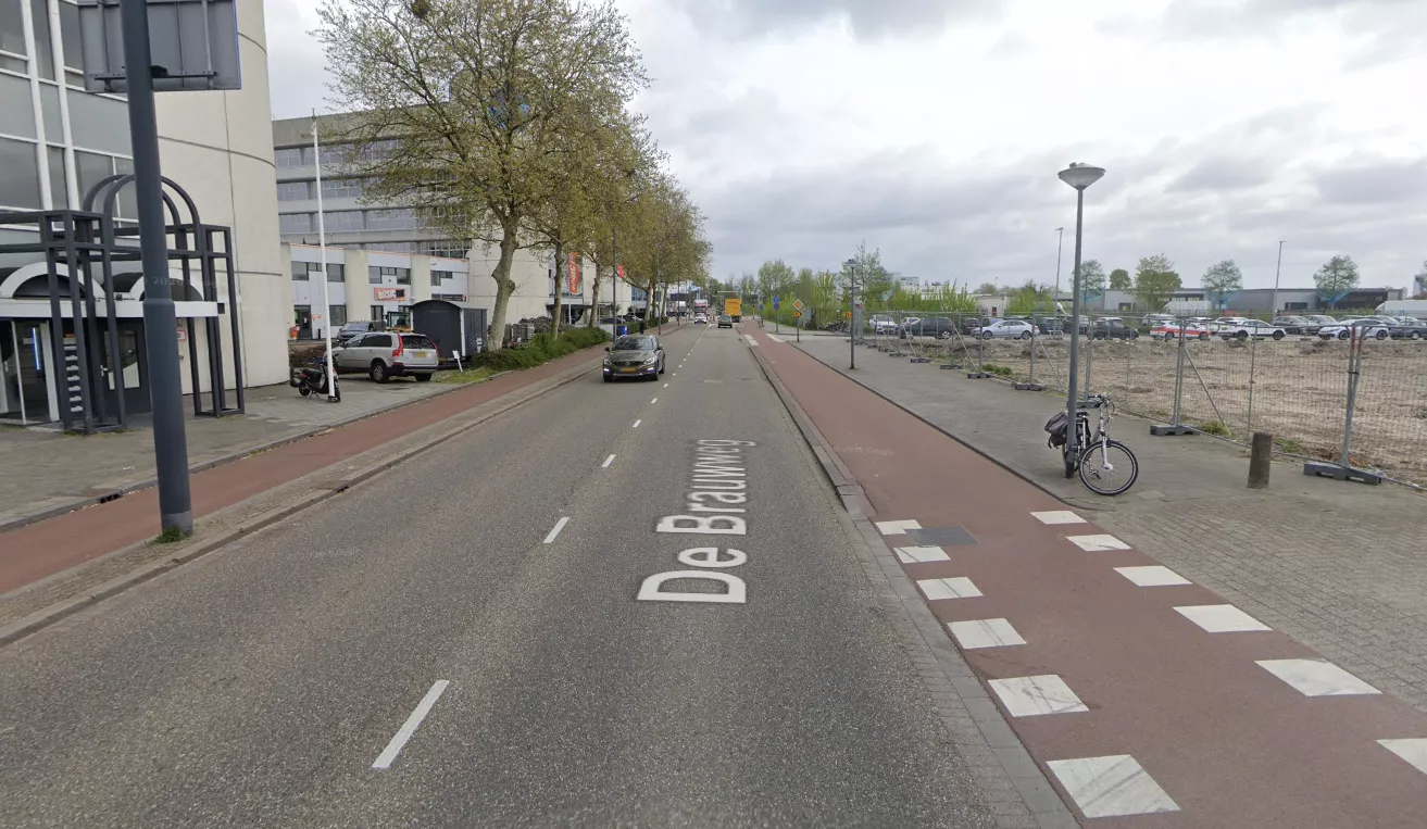 Politievoertuigen en een afzetting op het bedrijventerrein aan de Brauwweg in Schiedam, waar zondagavond een man gewond raakte bij een steekpartij en mogelijk ook is geschoten.