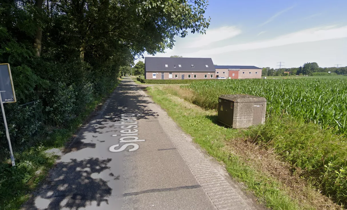 Meerdere politie-eenheden en hulpdiensten in de avonduren verzameld bij een boerderij aan de Spiesberg in Grashoek na een steekpartij waarbij de bewoner gewond raakte.