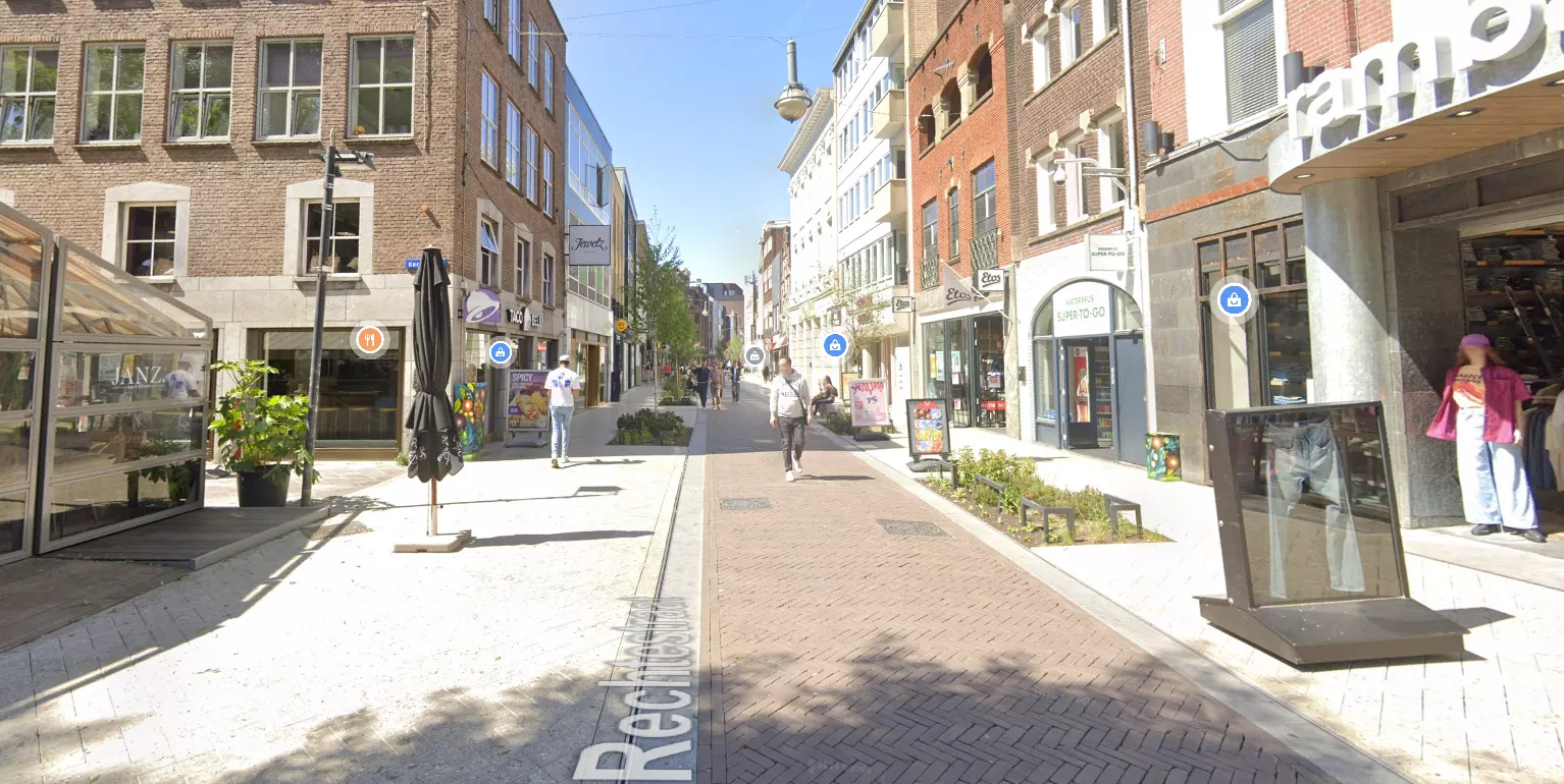 De Rechtestraat in het centrum van Eindhoven, waar vorig jaar een vechtpartij ontaardde in een steekpartij, waarvoor nu twee broers zijn veroordeeld.