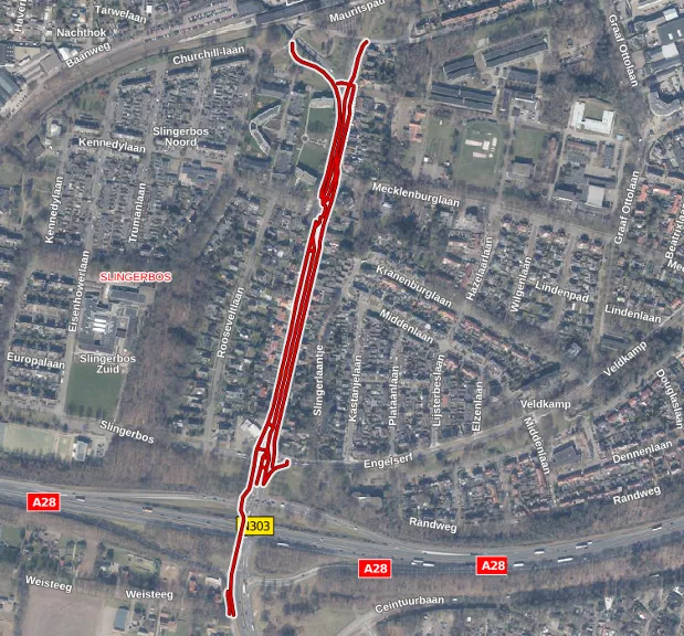 Hulpdiensten op de Oranjelaan in Harderwijk, waar zondagmiddag 19 juli een fatale verkeersruzie plaatsvond. Een 58-jarige man kwam een dag later te overlijden door de opgelopen verwondingen.