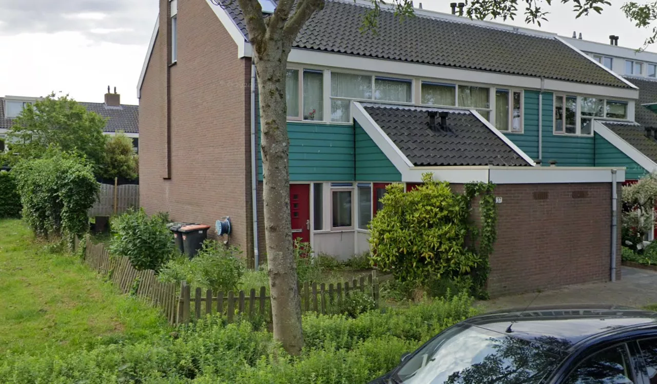 De Benesserlaan in Uitgeest, waar de politie een groot onderzoek is gestart nadat in een pand met hennepplanten het levenloze lichaam van een man werd gevonden. Een misdrijf wordt niet uitgesloten.