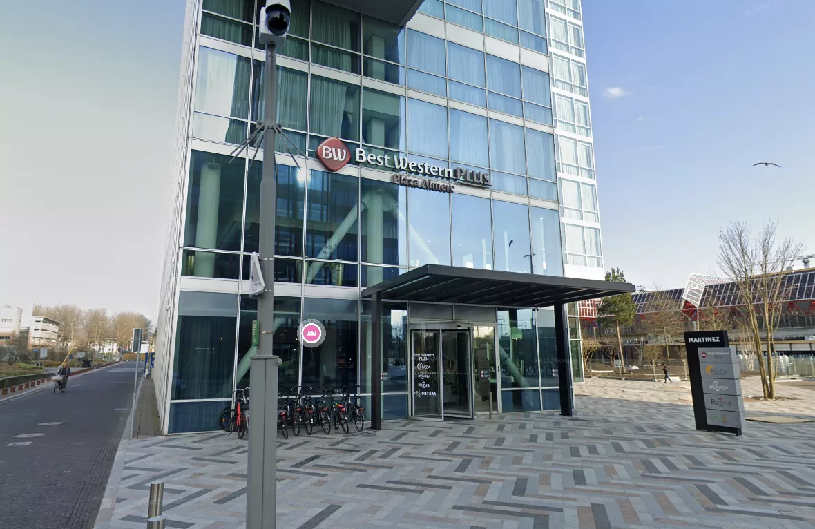 Een overzicht van een social media update waarin staat dat een man veroordeeld is tot vier jaar celstraf wegens poging tot doodslag, nadat hij zijn zwangere ex-vriendin zwaar mishandelde en met een mes aanviel in een hotelkamer in Almere.
