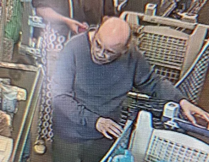 Politiefoto van de vermiste 76-jarige James uit Geleen. Hij is een kalende man met een licht getinte huidskleur. Op het moment van verdwijning droeg hij een grijs/groene jas en een blauwe pyjamabroek.