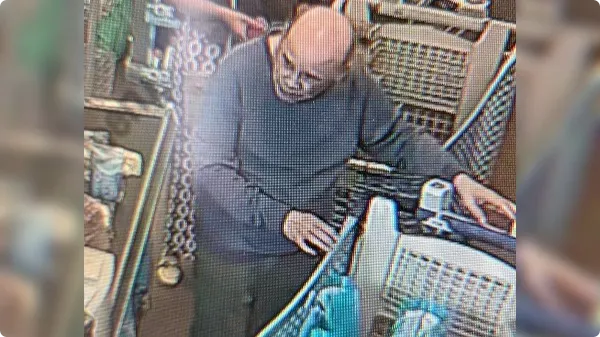 Politiefoto van de vermiste 76-jarige James uit Geleen. Hij is een kalende man met een licht getinte huidskleur. Op het moment van verdwijning droeg hij een grijs/groene jas en een blauwe pyjamabroek.