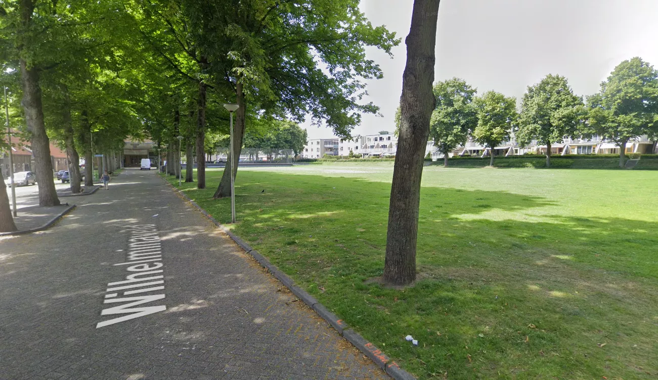 Afzetlint van de politie op locatie. Ruim een maand na een schietincident waarbij het glazen voorportaal van een pand werd geraakt, voert de recherche opnieuw buurtonderzoek uit aan het Wilhelminaveld in Bergen op Zoom.