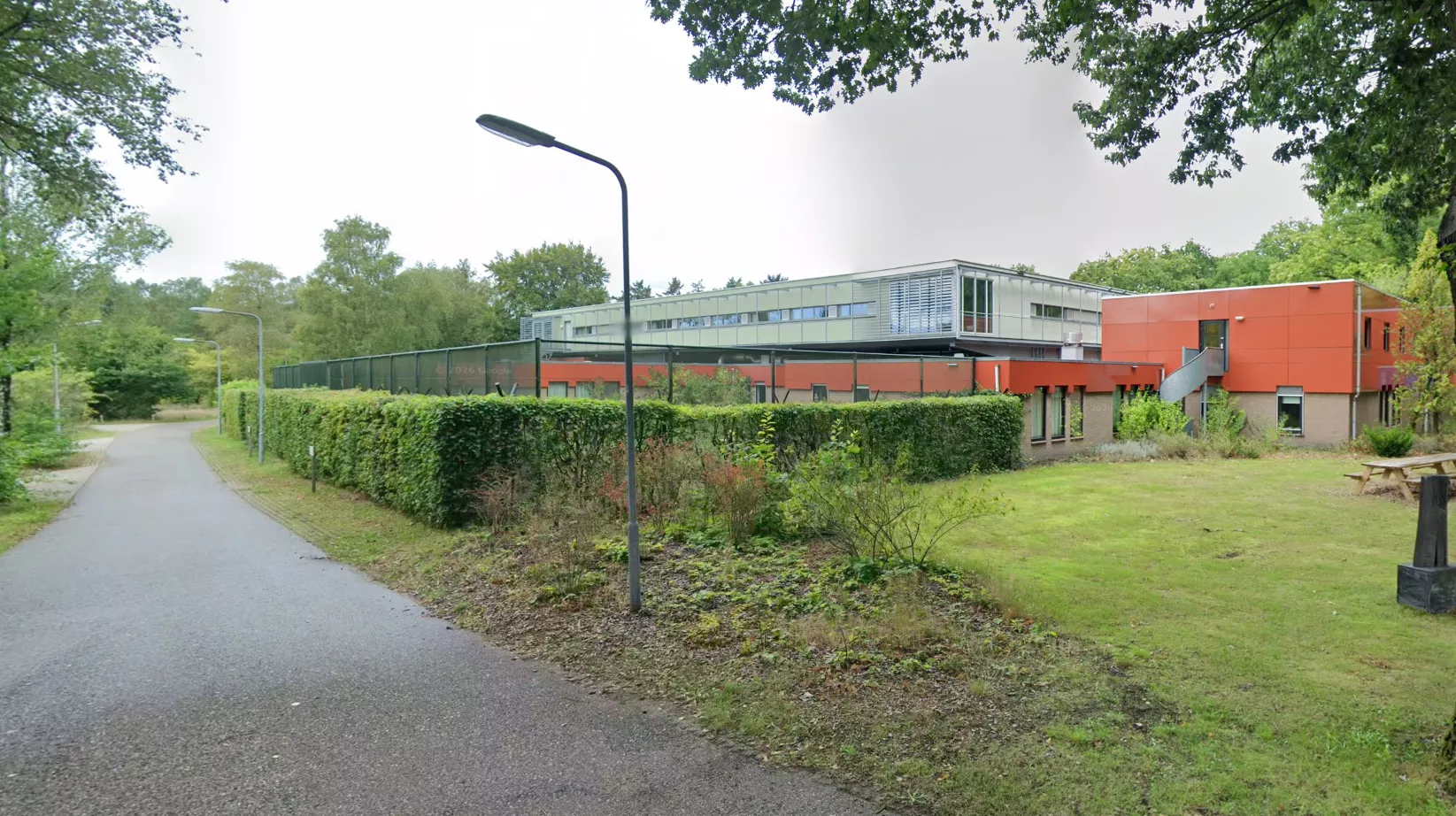 Een close-up van de houten hamer van een rechter in een rechtszaal, symbolisch voor de uitspraak van 8 jaar cel en tbs. De 29-jarige Mert P. kreeg deze straf voor de moord op een 76-jarige vrouw in Den Dolder, gepleegd tijdens zijn proefverlof vanuit de k