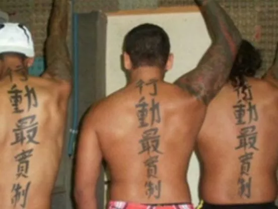 Twee mannen met identieke grote tatoeages van Chinese tekens op hun rug, waaraan de groepering 'Tattookillers' haar naam dankt. Het gerechtshof heeft twee leden vrijgesproken van een moord uit 2009.