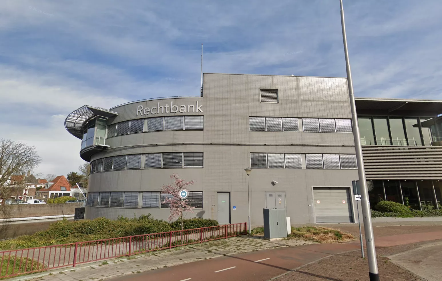 Een houten voorzittershamer van de rechtbank. Een 46-jarige man is door de rechtbank Zeeland-West-Brabant veroordeeld voor jarenlange extreme mishandeling en verkrachting van zijn ex-partner.