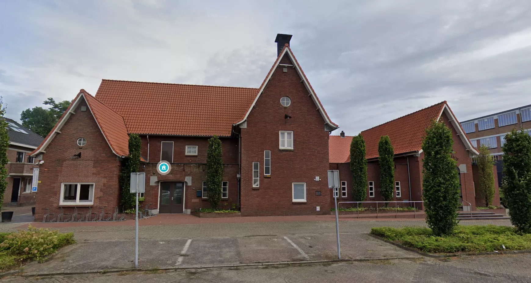 De buitenkant van zalencentrum De Prinsenhof in Best. Bij deze horecagelegenheid betrapte de eigenaar in april een inbreker. De daaropvolgende achtervolging liep uit op een brute steekpartij waarbij de kroegbaas levensgevaarlijk gewond raakte.