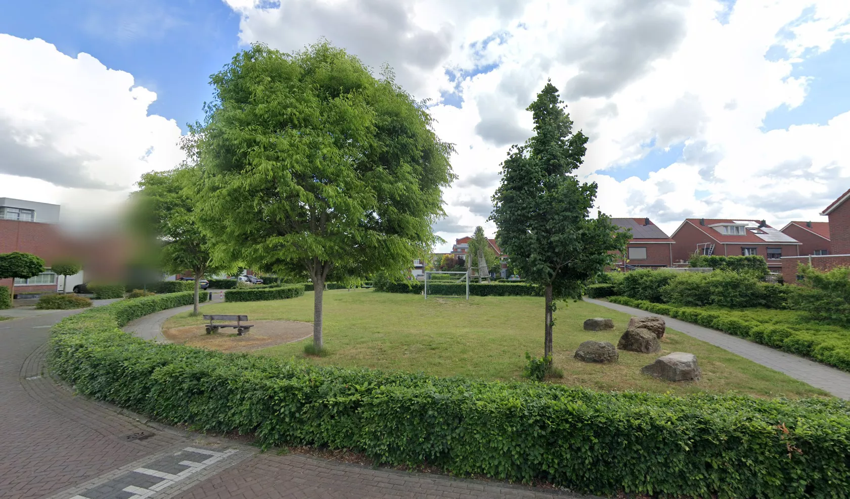 Een overzichtsfoto van een afgezet gebied met een politielint in de nacht. Een arrestatieteam viel zaterdagnacht een woning aan de Libel in Veldhoven binnen om een man te overmeesteren die een zwaard bij zich droeg.